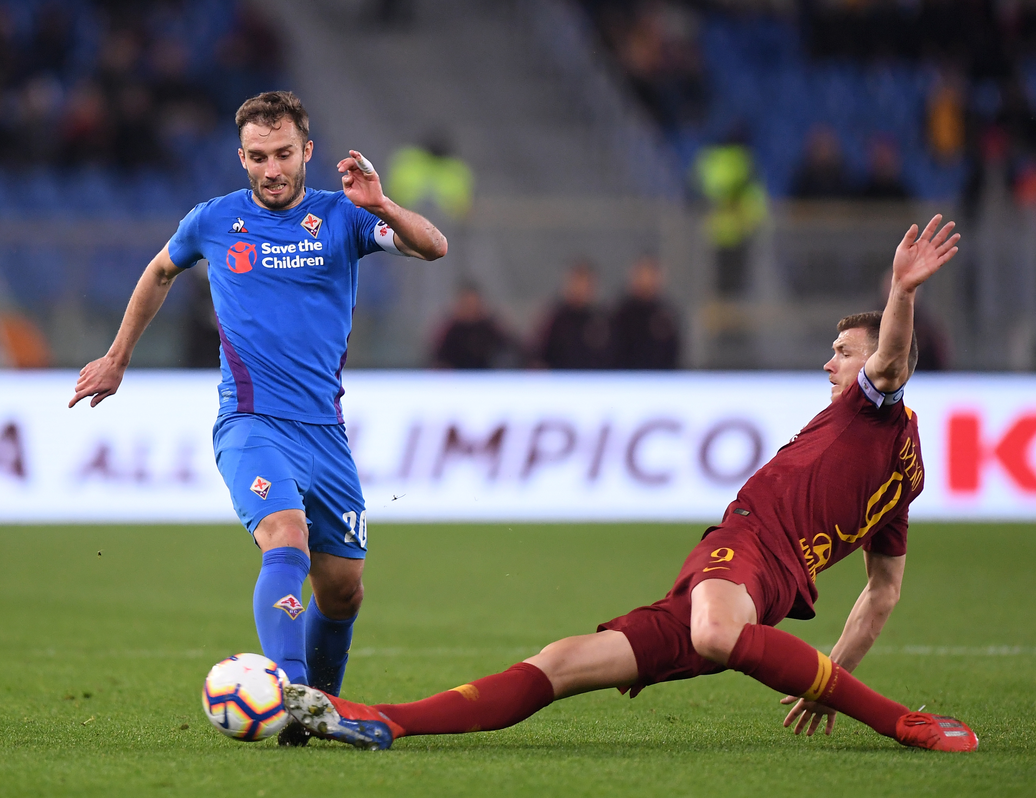 德甲战报：卡德打入唯一进球，十人奥格斯堡1-0汉堡（德甲战报：卡德制胜，十人奥格斯堡1-0力克汉堡）