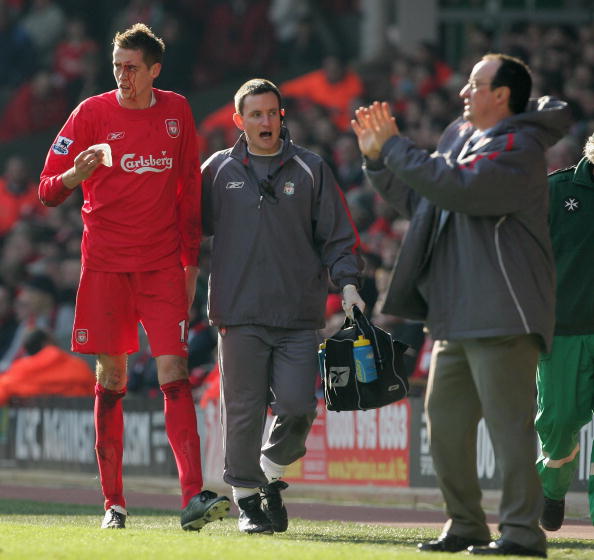 篮球篮网比赛中关键传球帮助球队取胜