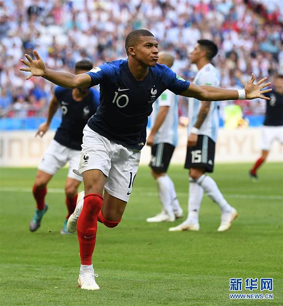 法比奥晒与古加搞怪合照：我们爱中国，很满意现在的生活状态