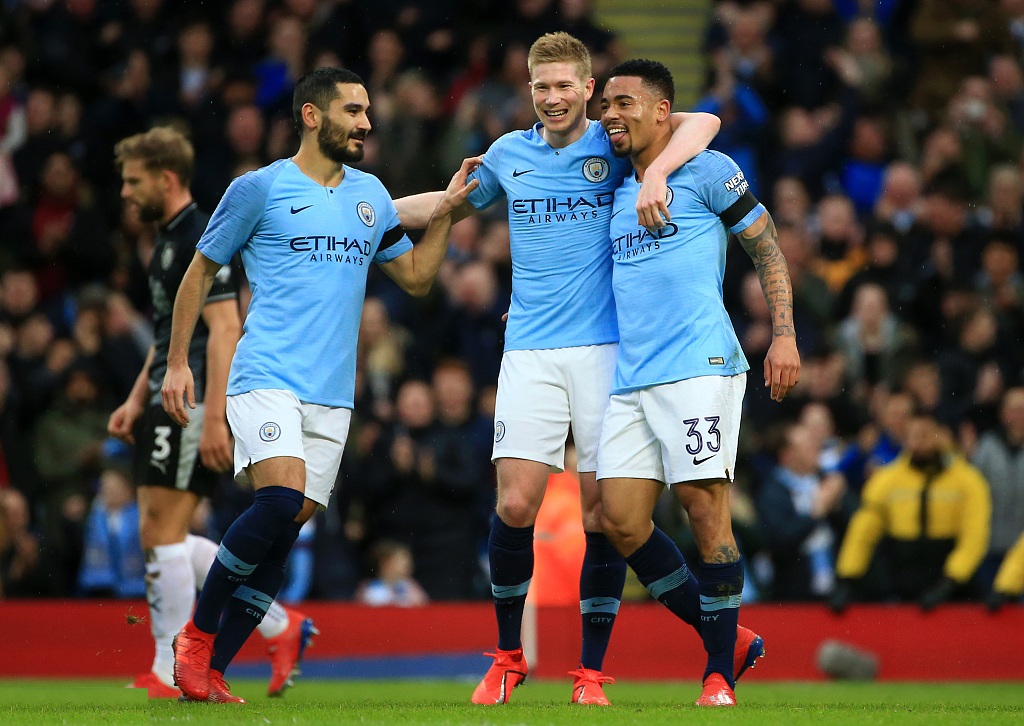 马丁内利：欧冠比赛空间更大，英超有些队喜欢摆大巴所以难踢（马丁内利：欧冠空间更充裕，英超不少队爱摆大巴，比赛更难踢）