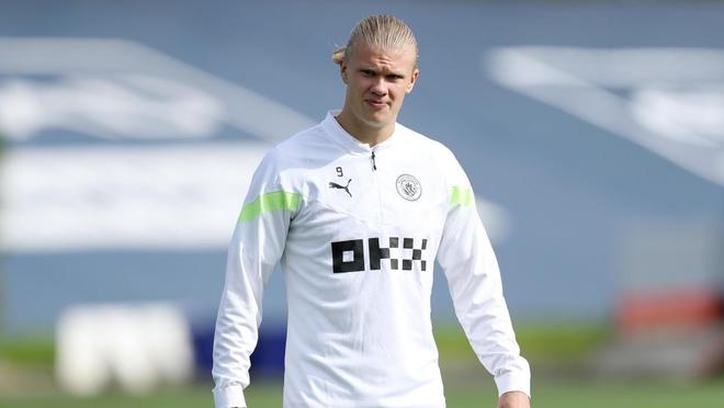 理性追星，新鹏城vs成都赛后有球迷跳下看台与韦世豪合影