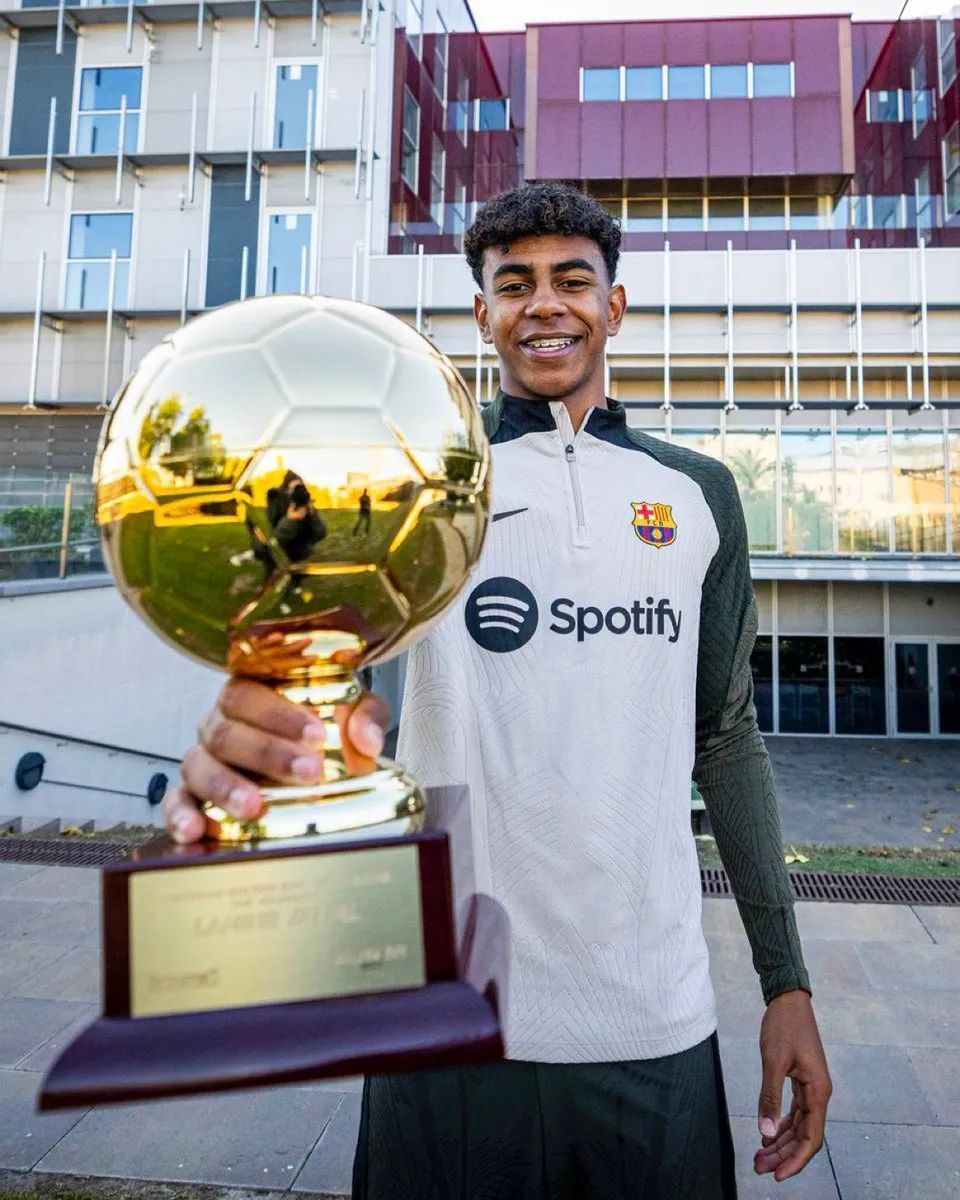 汉斯-弗里克对巴萨室内足球队的惊喜访问（汉斯-弗里克惊喜造访巴萨五人制球队）