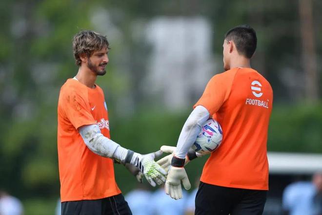 博主：申花在与日职联银靴拉唐谈判，国安有意铁人前锋姆本扎