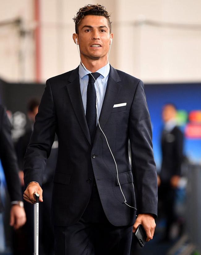 痛！女裁判扔球给希罗，不小心砸到了希罗的关键部位